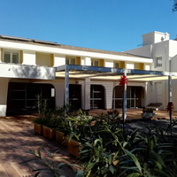 Grande terrasse avec accès personnes handicapées.