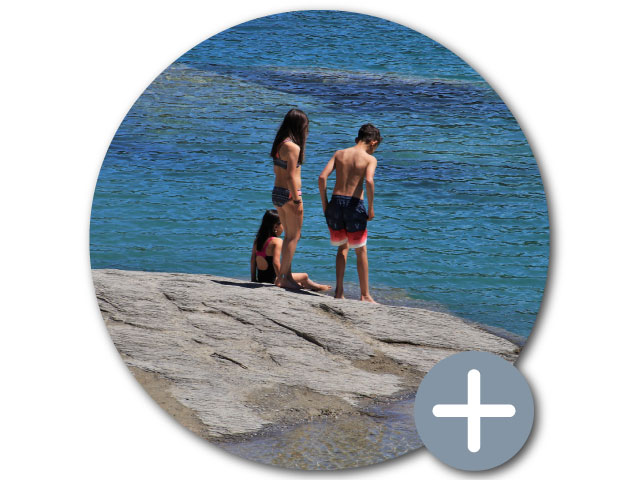 Famille sur la plage en Corse